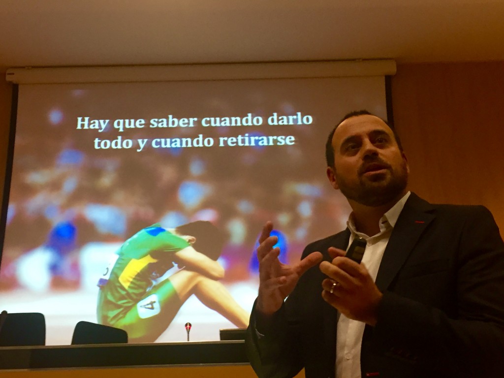 Miguel Angel Diaz Escoto durante la presentación de #15cosasqueaprendíenelMIT (17.12.2015)
